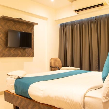 J R Residency Hotell Navi Mumbai Eksteriør bilde
