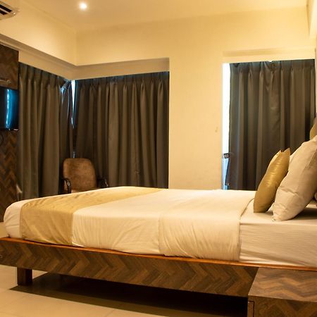J R Residency Hotell Navi Mumbai Eksteriør bilde
