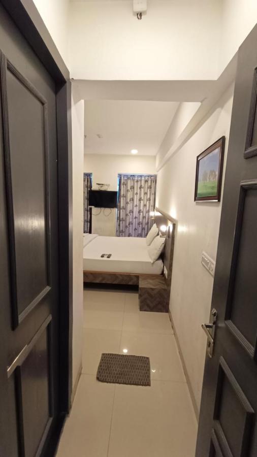 J R Residency Hotell Navi Mumbai Eksteriør bilde