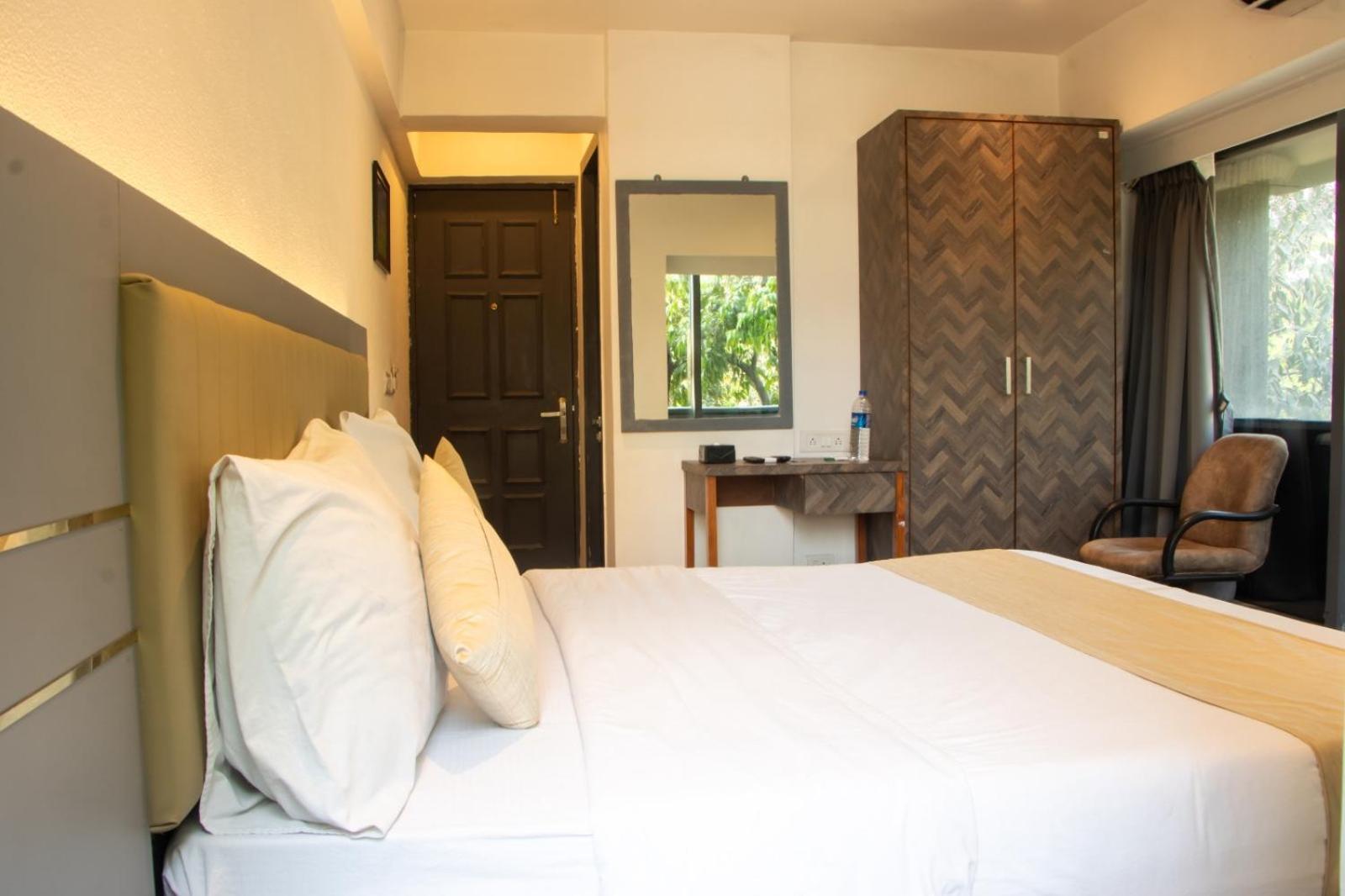 J R Residency Hotell Navi Mumbai Eksteriør bilde
