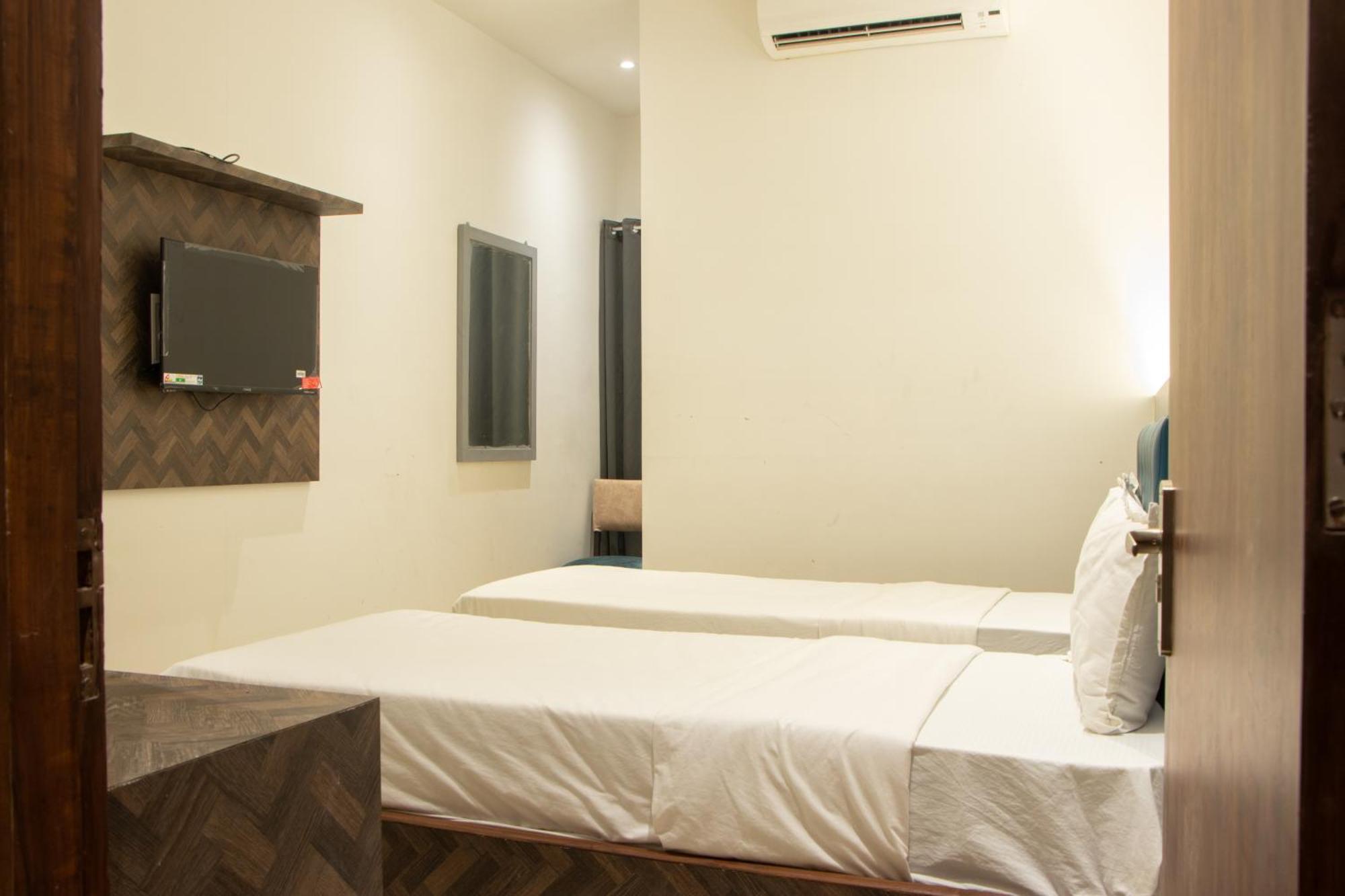 J R Residency Hotell Navi Mumbai Eksteriør bilde